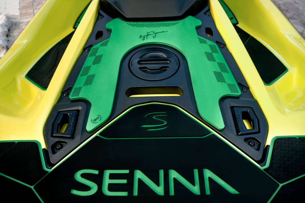 Limitiert: Sea-Doo plant 1.991 Exemplare des RXP-X Senna 350 zu fertigen. Zahlreiche grafische Elemente erinnern an den 1996 verstorbenen Formel-1-Fahrer Ayrton Senna.