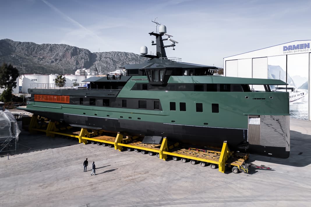 Den 58 Meter langen Stahl-Alu-Explorer zeichnete Azure Yacht Design. Gebaut wurde er in Antalya.