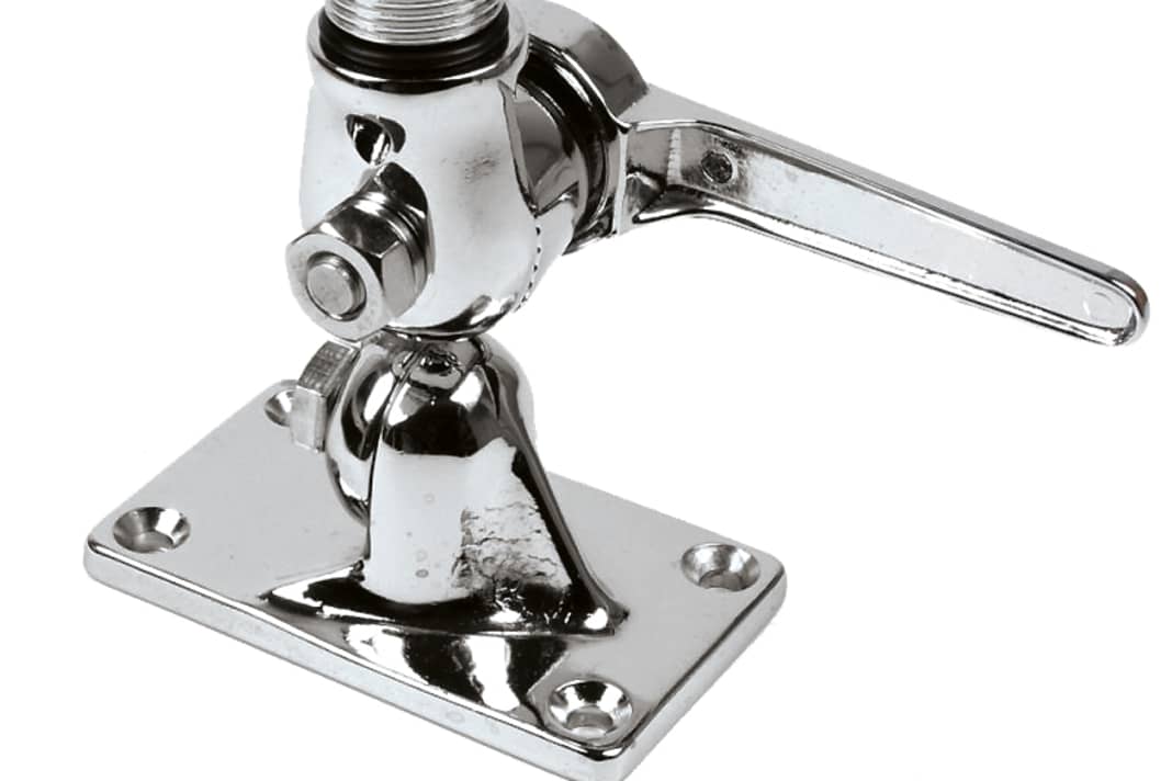 Wer die Antenne oft umlegen muss, beispielsweise für niedrige Brücken, ist mit einem Kippfuß gut bedient. Entriegelung mit dem Handhebel, ohne Werkzeug