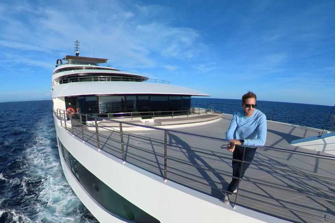Mit der Insta360 X5 sind spannende Winkel und Aufnahmen möglich, hier an Bord einer 100-Meter-Yacht.