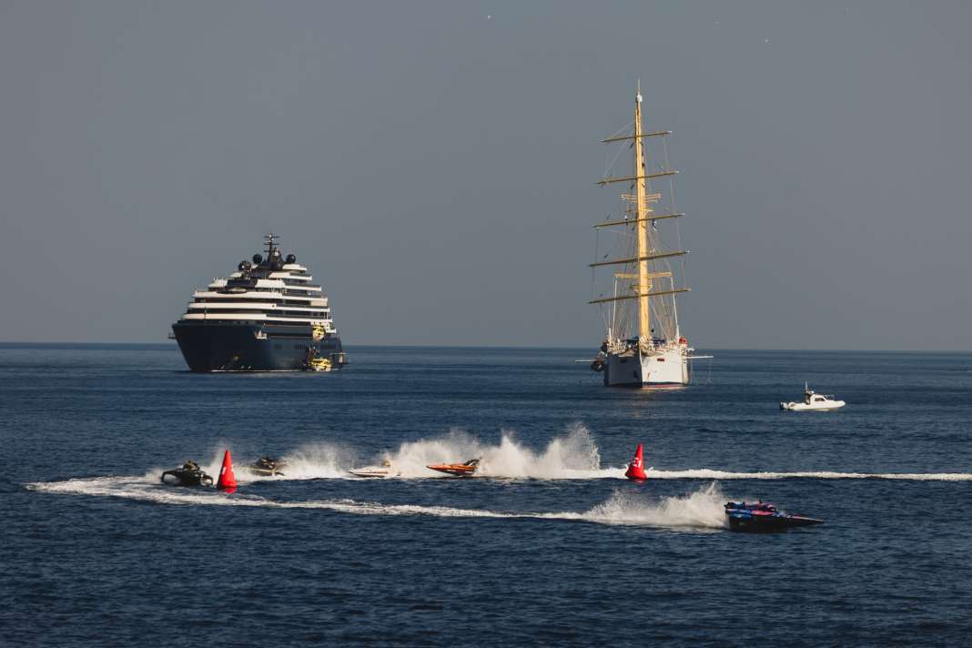 Die RacingBirds in Action vor den Superyachten