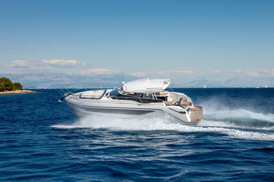 Bavaria presents the SR35, a compact motor yacht for families.