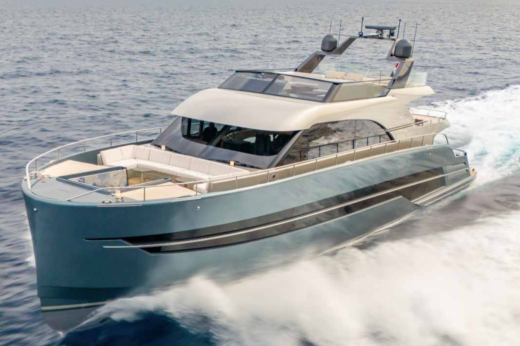 St-Barth schickt die Baunummer zwei mit bis zu 25 Knoten Fahrt durch die Wellen. Die Vorgängerin der 85 Fly fiel kürzer aus und wurde ohne Sonnendeck gebaut.