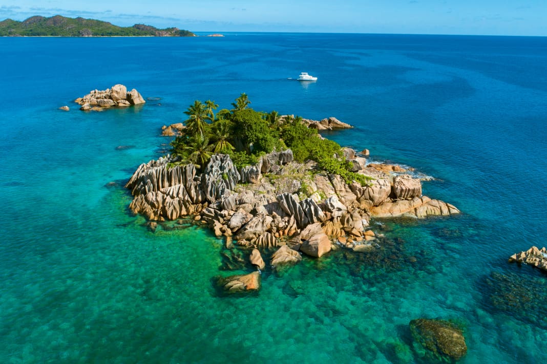 The tiny Île St. Pierre with our motorised catamaran in the background symbolises the paradisiacal island world of the Seychelles