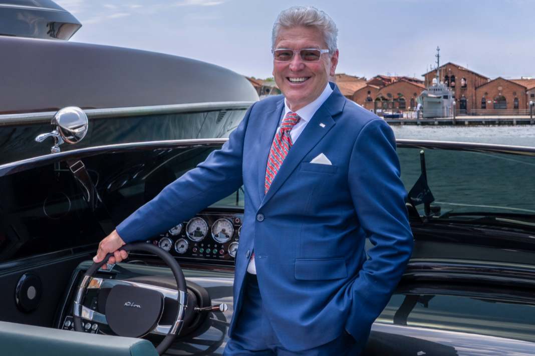 Am Ruder: Stassi Anastassov hat ein Faible für die Marke Riva. Zu Hause am Genfer See steuert er ein RIB.