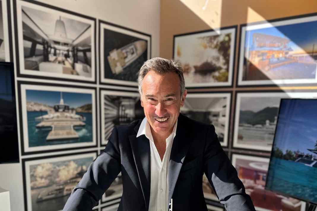 Stefano Pastrovich präsentiert die Kreuzfahrt-Yacht für Fans von Boutique-Hotels.