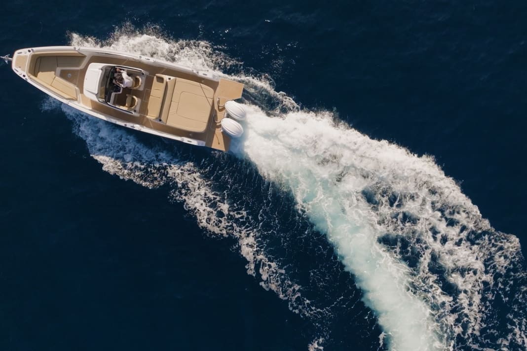 The Sterk 31 RC is powered by two Yamaha outboards