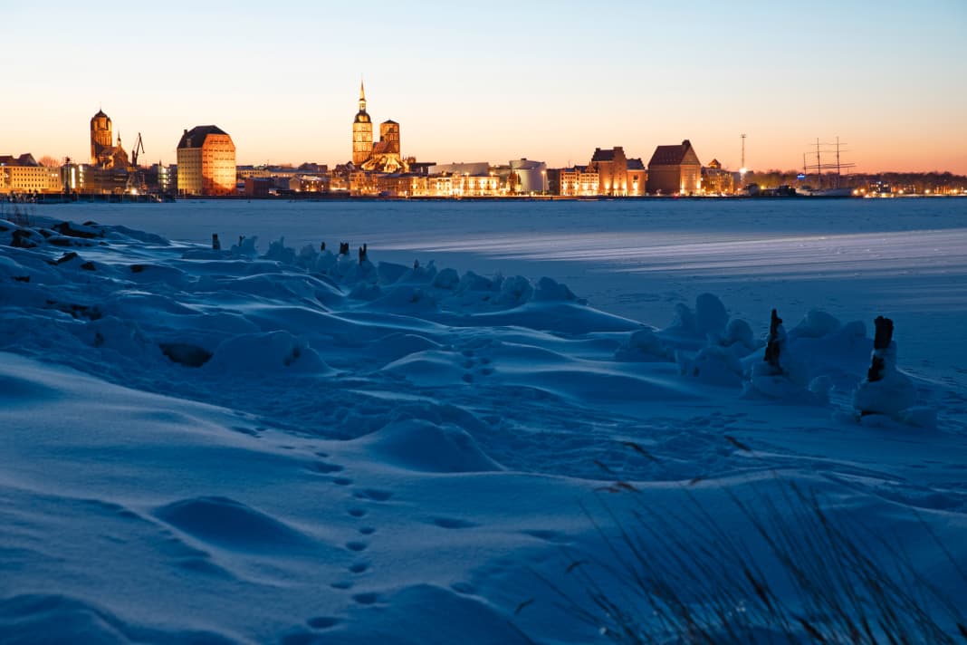 Strahlende Winterpracht:  Hafen und Altstadt von Stralsund  im Licht des frühen Abends,  gesehen von der Insel Dänholm