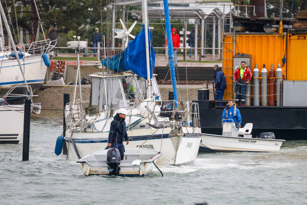 Damp : un yacht est remorqué jusqu'à la grue