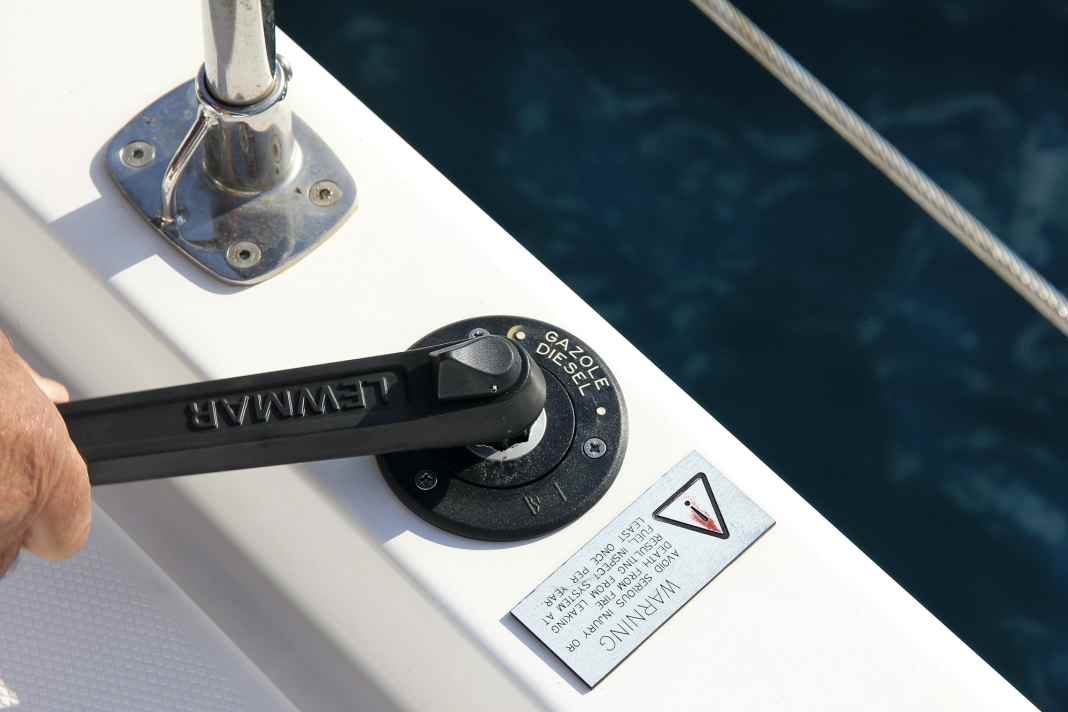 The fuelling nozzles of the catalytic converter are located on the coaming at the stern. (7a)