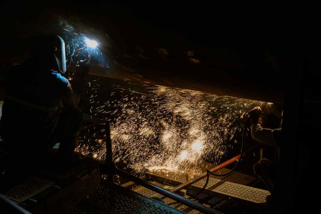 Baustelle: Schweißarbeiten an der "Sea Rover".