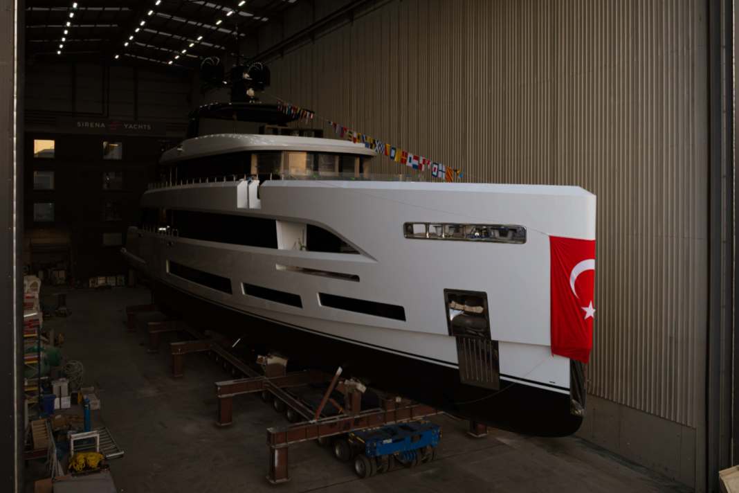 At the starting line: Just before the launch, the bow is adorned with the Turkish flag.
