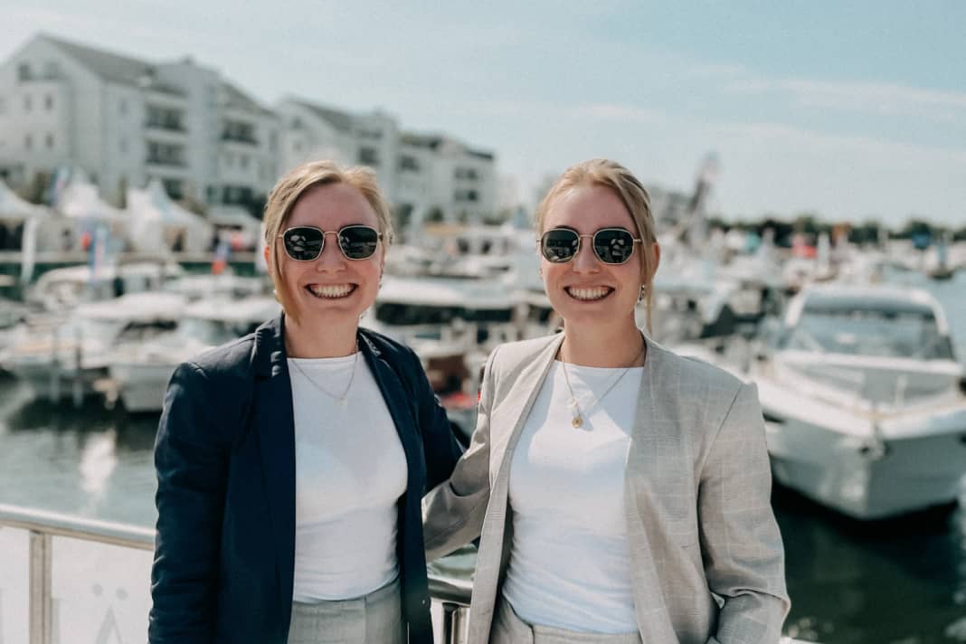 Die Magdeboot-Zwillinge: Mit Charme, übersprühender Begeisterung und Top-Service geben Projektleiterin Johanna Buhrke und Schwester Theresa der Boots- und Wassersportmesse in Magdeburg eine besondere Note. Das Foto stammt von der Boot & Fun inwater in Werder (Havel)