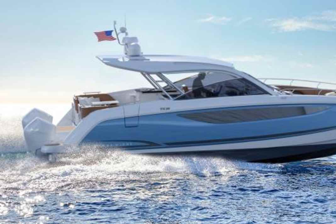 The new catamaran from Four Winns can be motorised with a maximum of 2 x 350 hp outboards.