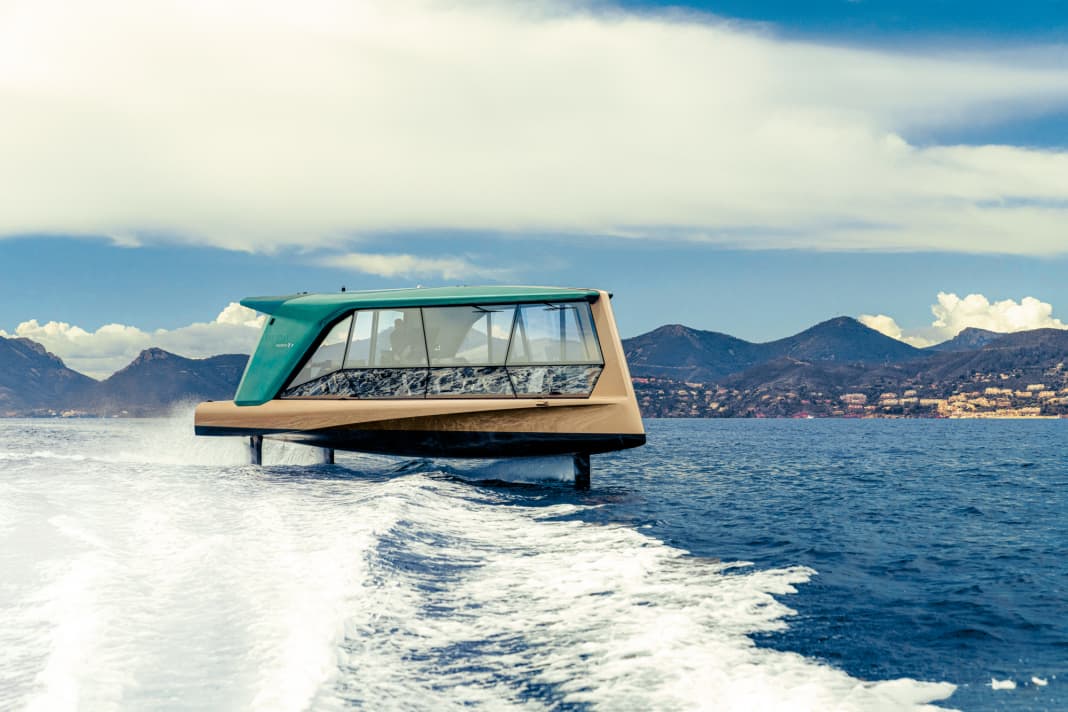 Glashaus auf Flügeln: Die 13,15 Meter lange „The Icon“ in der Bucht von Cannes. Das außergewöhnliche Ex- und Interior stylte BMW Designworks, die Rumpflinien und Foils konstruierte der Franzose Guillaume Verdier