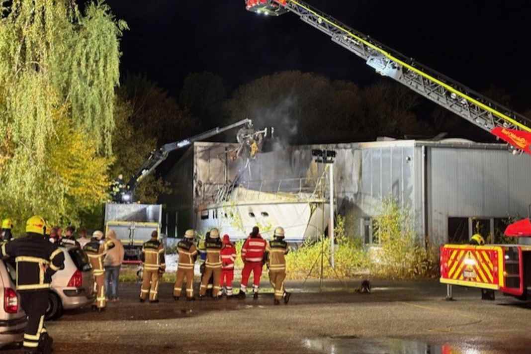A yacht parked next to a warehouse caught fire in Reinfeld