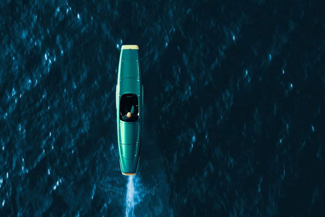 Was fliegt da? Der knapp fünf Meter lange Carbon-Foiler Pegasus hebt ab zehn Knoten Fahrt ab und ...