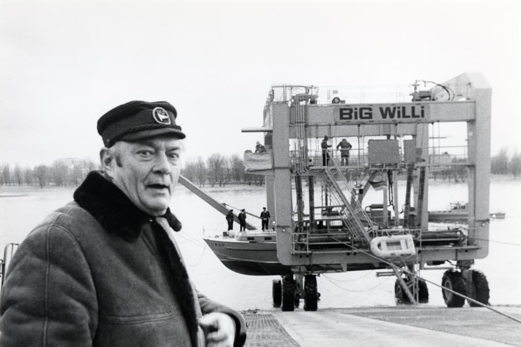 Der Schiffskran „Big Willi“ im Jahr 1980. Neben Motorbooten und -yachten hebt er auch...