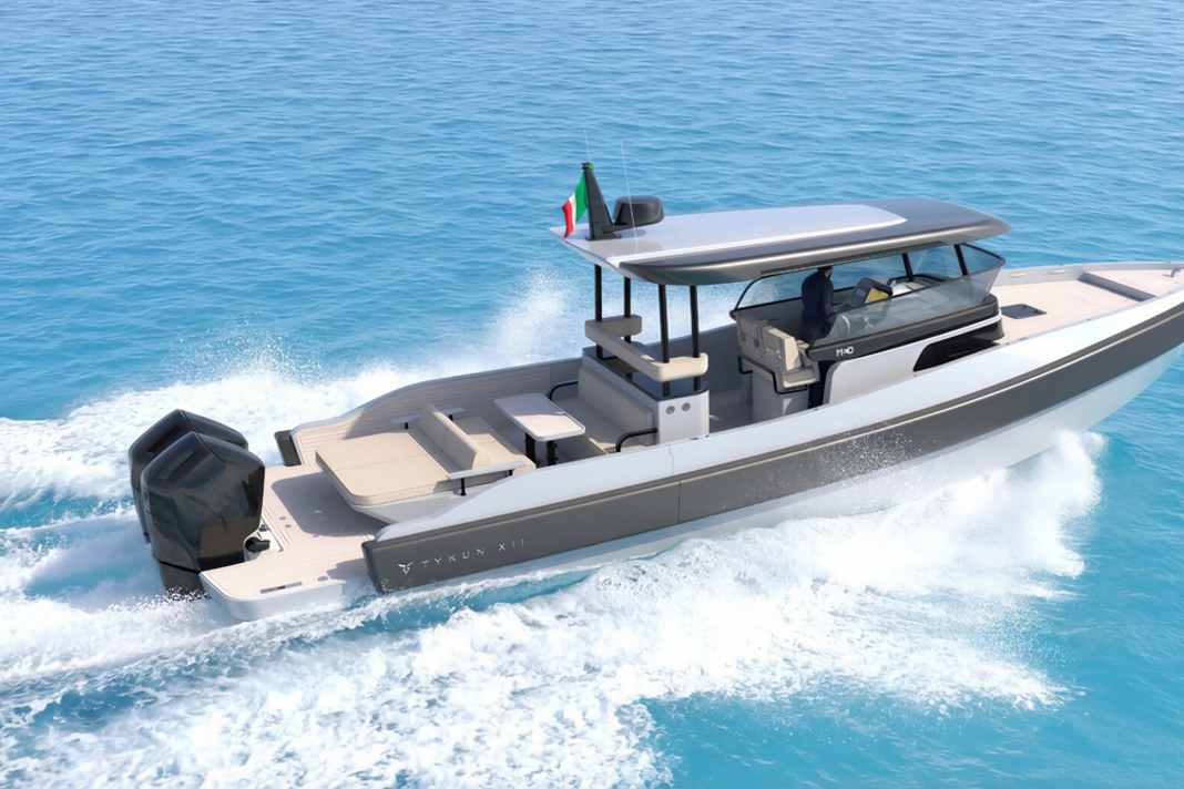 The hull shape features a stepped design for high-speed cruising.