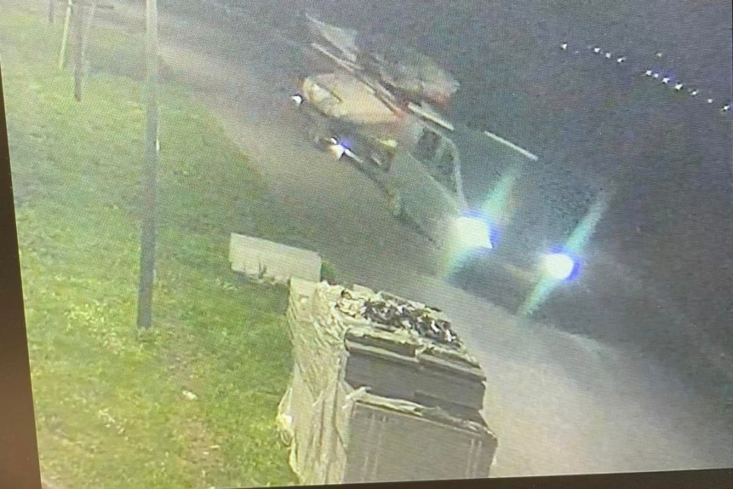 Von der Überwachungskamera erwischt: Mit  dem frisch gestohlenen Trailer des finnischen Segelnationalteams am Haken hat ein Transporter mit niederländischem Kennzeichen gerade die Marina Nieuwpoort an der belgischen Küste verlassen. Auf dem Anhänger befinden sich drei Boote und Equipment im Wert von zusammen 200.000 Euro