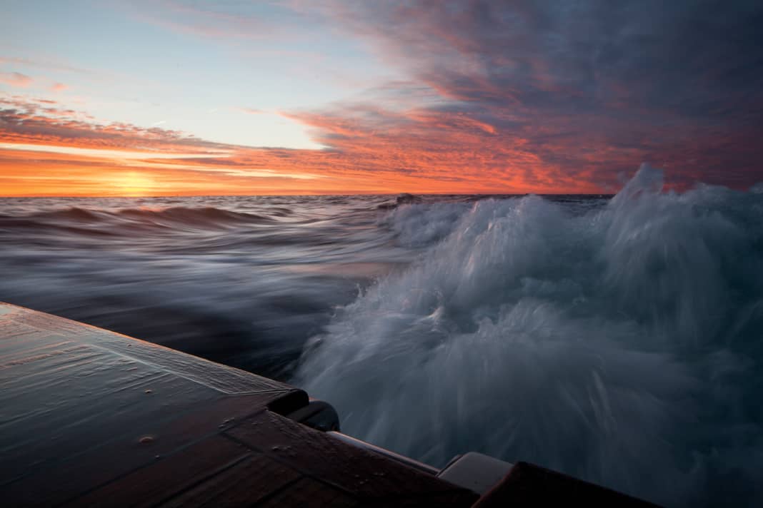 Morgendämmerung über dem Skagerrak: Der Abglanz der Sonne ist bereits über dem Horizont erkennbar
