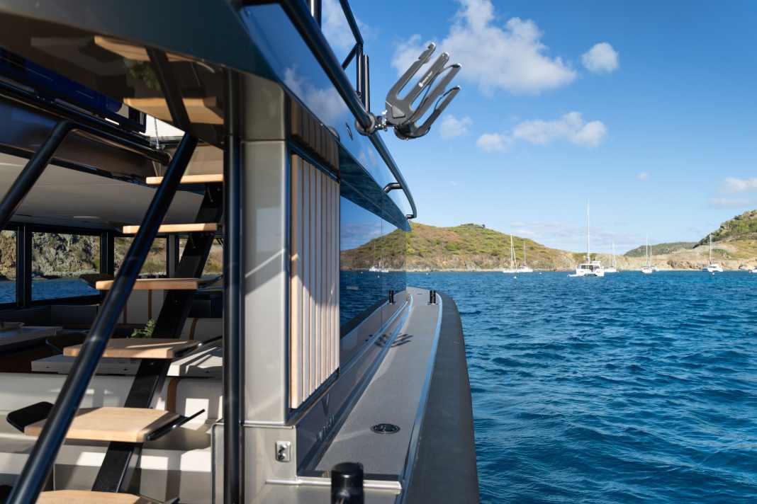 Gut gerüstet: Board-Halterungen am Alu-Aufbau. Baunummer 1 des Vandal 60 dient einem luxuriösen Mutterschiff als Versorger und schwimmende Wassersportbasis.