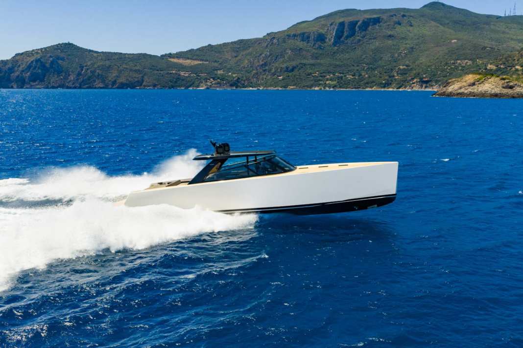 The VanDutch 75 measures 22.18 metres in length and 5.80 metres in width and has the usual minimalist appearance.