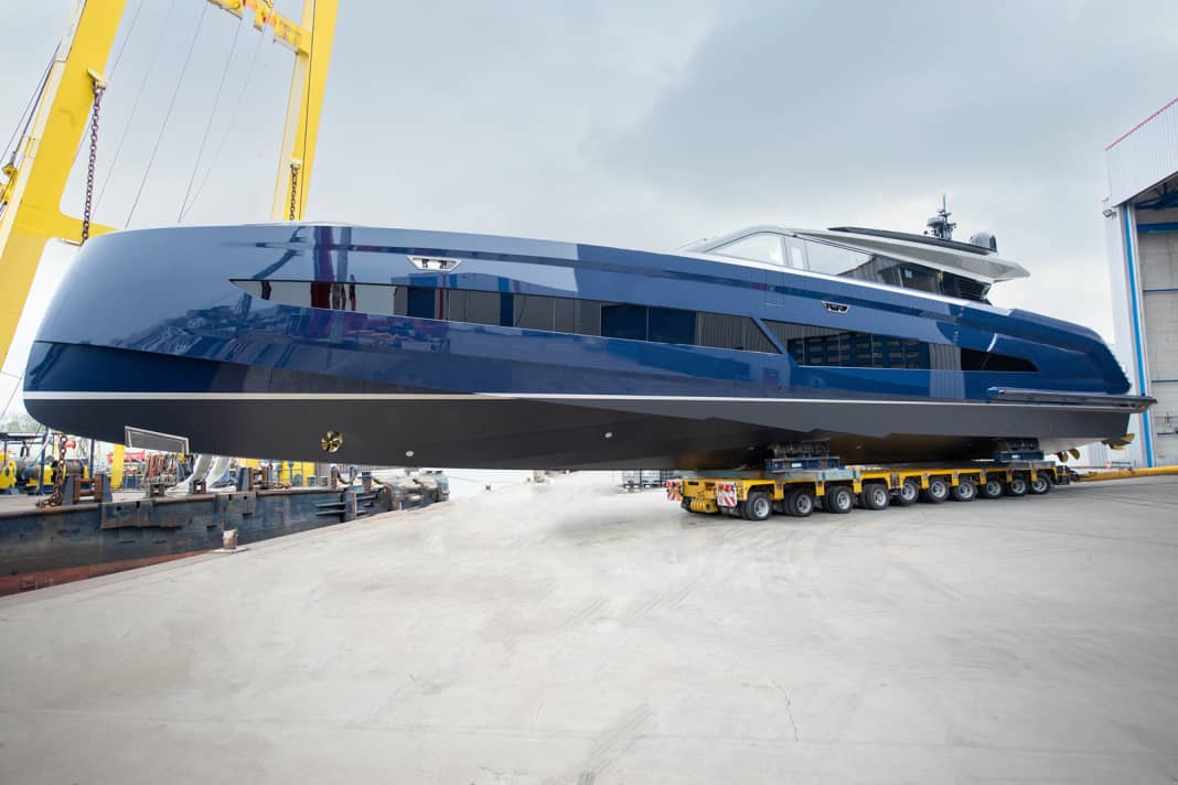 Die 35 Meter lange Alu-Konstruktion brachte Guido de Groot meisterhaft in Form. Der Anker fällt vorne aus dem Unterwasserschiff.