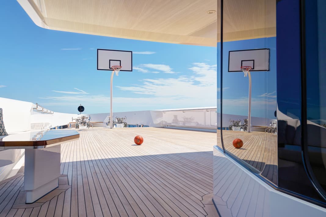 Spielplatz Vorschiff: Der Basketball liegt  vor der Eignersuite auf dem Oberdeck und wartet auf die ganze Familie