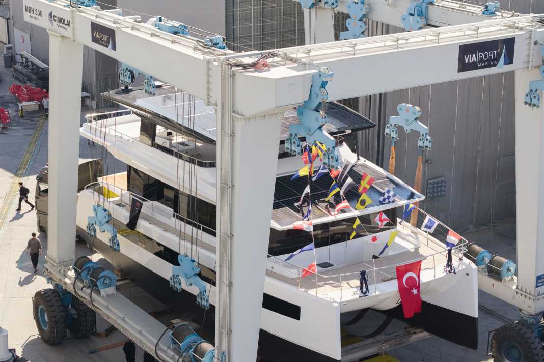 Das Boot geht zum ersten Mal ins Wasser.