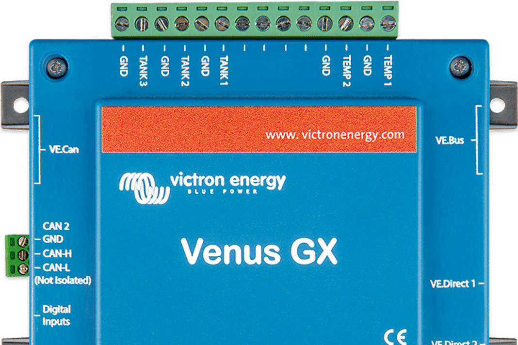Die Kommunikationsschnittstelle des Victron-Bordsystems nach außen heißt Venus GX, hier laufen die Informationen aus dem VE-Bus zusammen. Die kommen zum Beispiel aus dem BMV, also dem Gerät, das den Stromverbrauch misst, oder aus einem Regler für Solarzellen. So lässt sich der Ertrag der Sonneneinstrahlung jederzeit nachvollziehen. Auch Ladegeräte und Umformer können überwacht werden. Sogar ein Generator lässt sich via Venus GX schalten. Das geht auch automatisch, etwa bei niedriger Spannung oder für einen monatlichen Testlauf. Über eine USB-GPS-Maus kann die Position des Schiffs gesendet werden. Das Venus erzeugt ein schwaches WLAN-Signal, was ausreichend ist, um an Bord auf das Gerät zuzugreifen. Extern geschieht das via Ethernet und 3G-/4G-/WLAN-Router