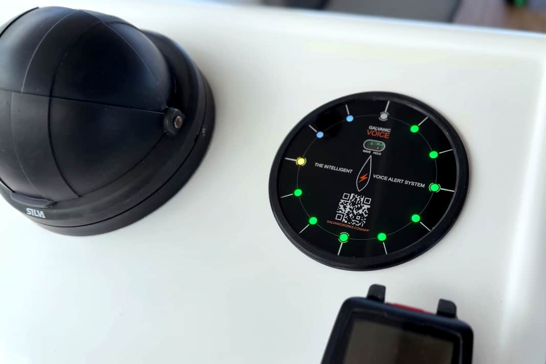 L'elemento centrale è il display a LED, tramite il quale è possibile comandare il sistema con i gesti. Inoltre, i LED indicano in quale direzione si trova una persona caduta in mare o da dove proviene il pericolo di collisione.