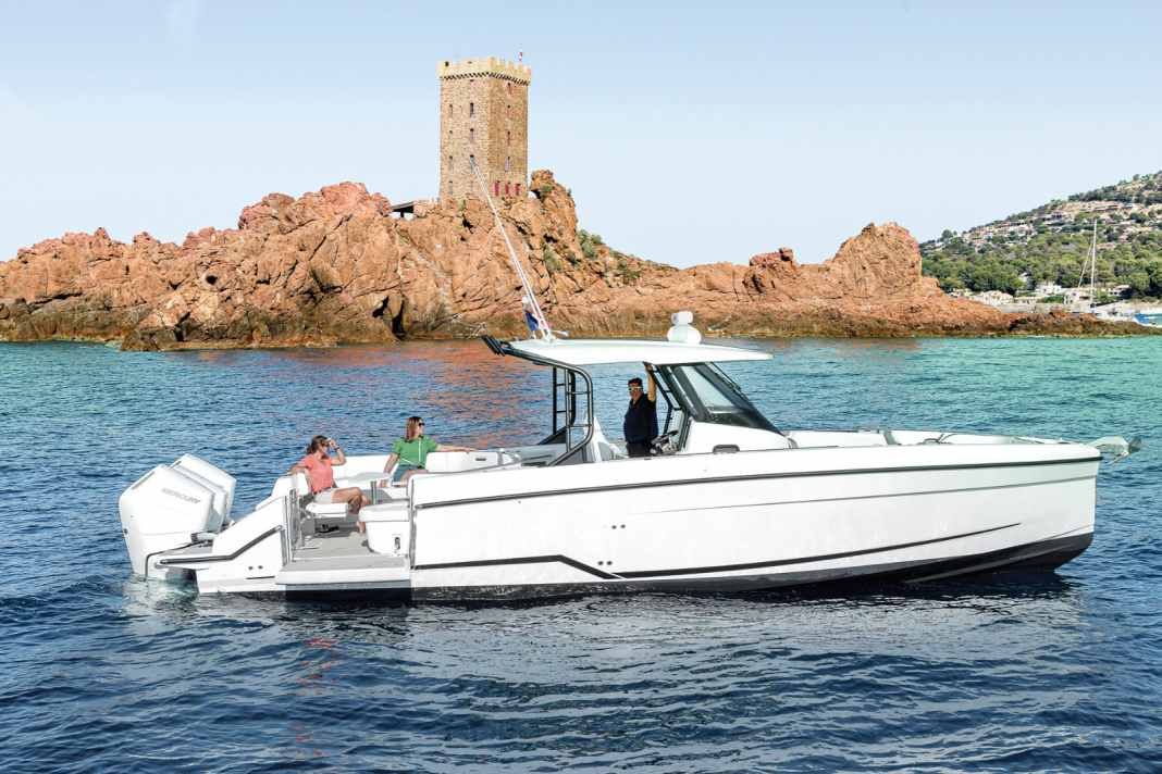 The Wellcraft 38 T-Top in its element