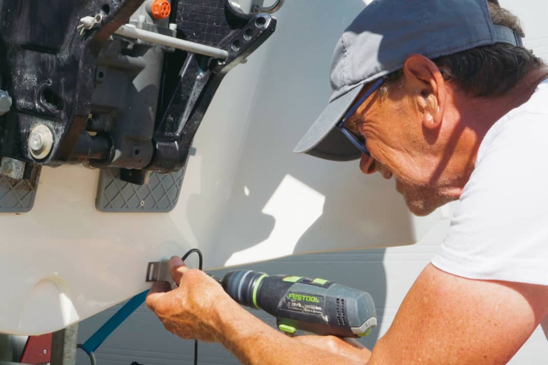 In place: The perfect spot for the transducer is quickly found and marked with the drill