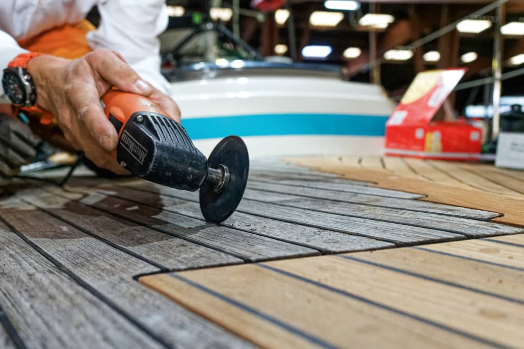 Mit dem Multimaster wird an den Flanken der Fugen entlang gesägt. Dabei auch das darunterliegende Holz bis zum GFK durchtrennen. Das Sägeblatt schräg halten, damit ein leicht v-förmiger Schnitt entsteht