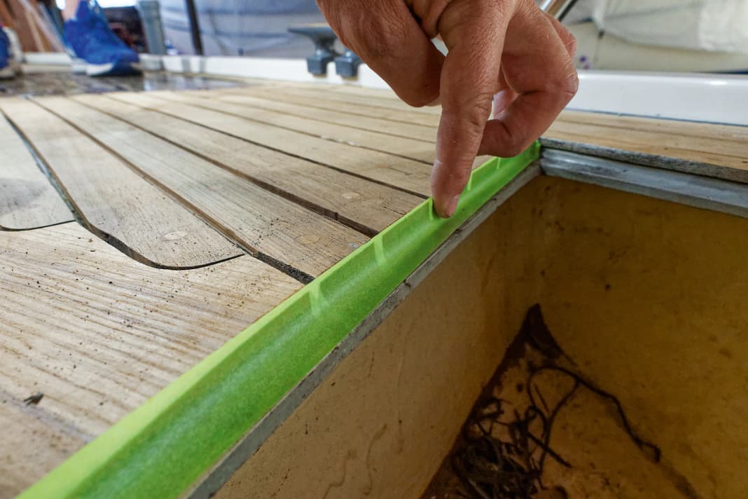 Nach dem Schleifen wird das Deck mit einem Industrie­sauger gereinigt. Anschließend alle offenen Kanten,  wie hier am Anker­kasten, sorgfältig abkleben. Die Epoxid- paste würde sonst aus den offenen Fugen laufen