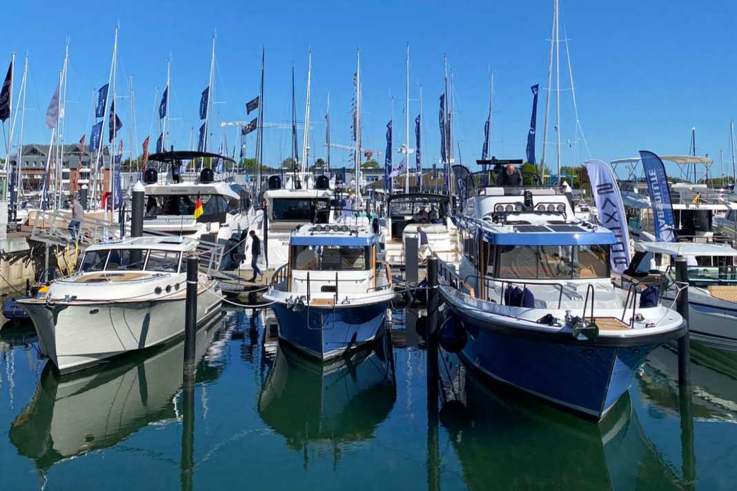 Blick auf die Stege: In Neustadt präsentieren 170 Aussteller ihre Schiffe beim Ancora Yachtfestival direkt im Wasser.