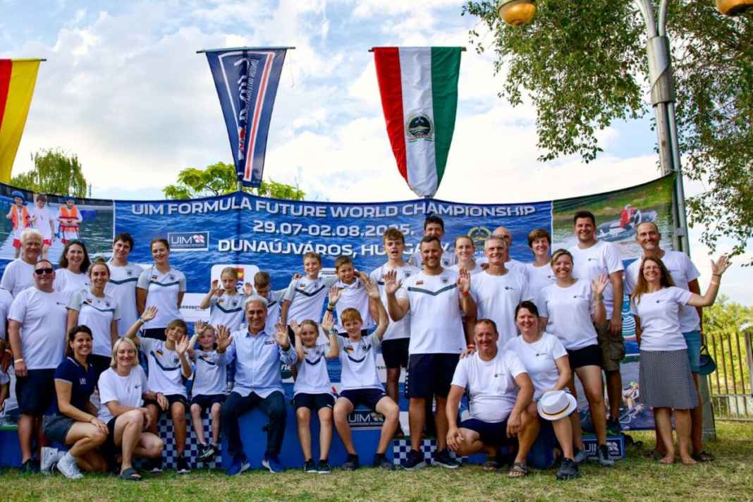 Das gesamte Deutsche Team mit Unterstützern und Betreuern und UIM-Präsident Raffaele-Chiulli.