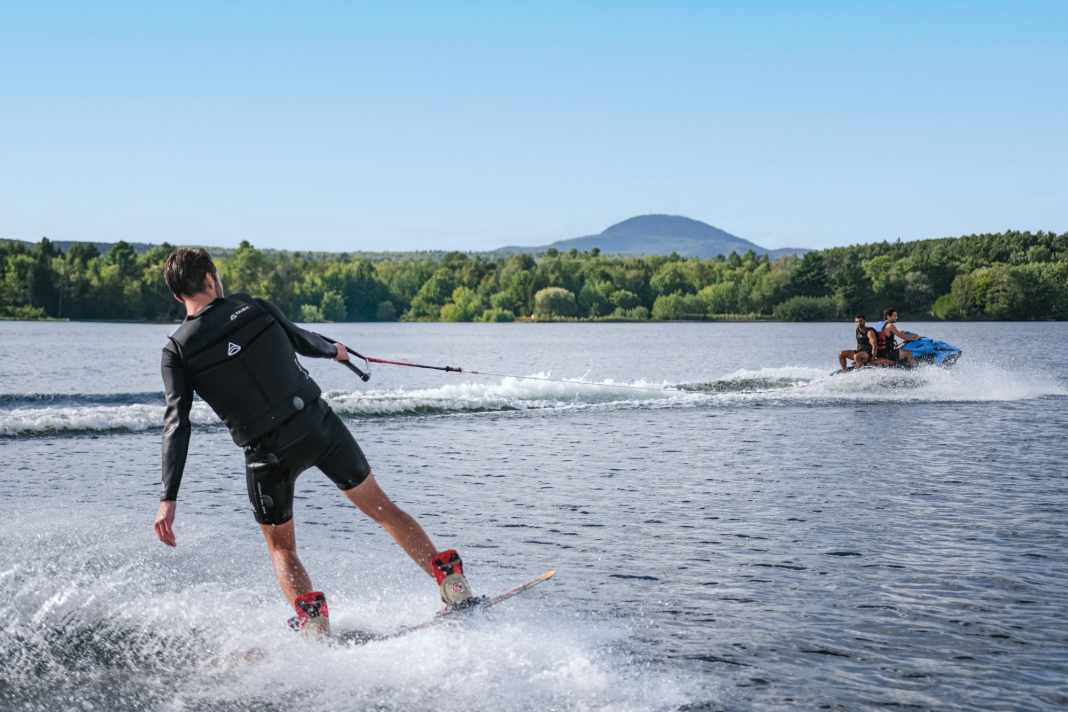 Orca WX3: Dank 120 Kilowatt starkem Motor agiert das 360-Kilogramm-Gefährt auch als Zugboot zum Wakeboarden und ...