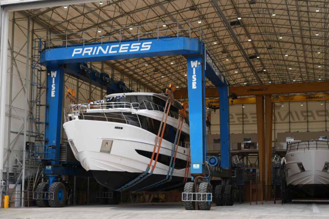 Abfahrbereit: Die neue X90 ist fertig und auf dem Weg ins Wasser. Schon vor der Premiere sind sieben Einheiten verkauft.