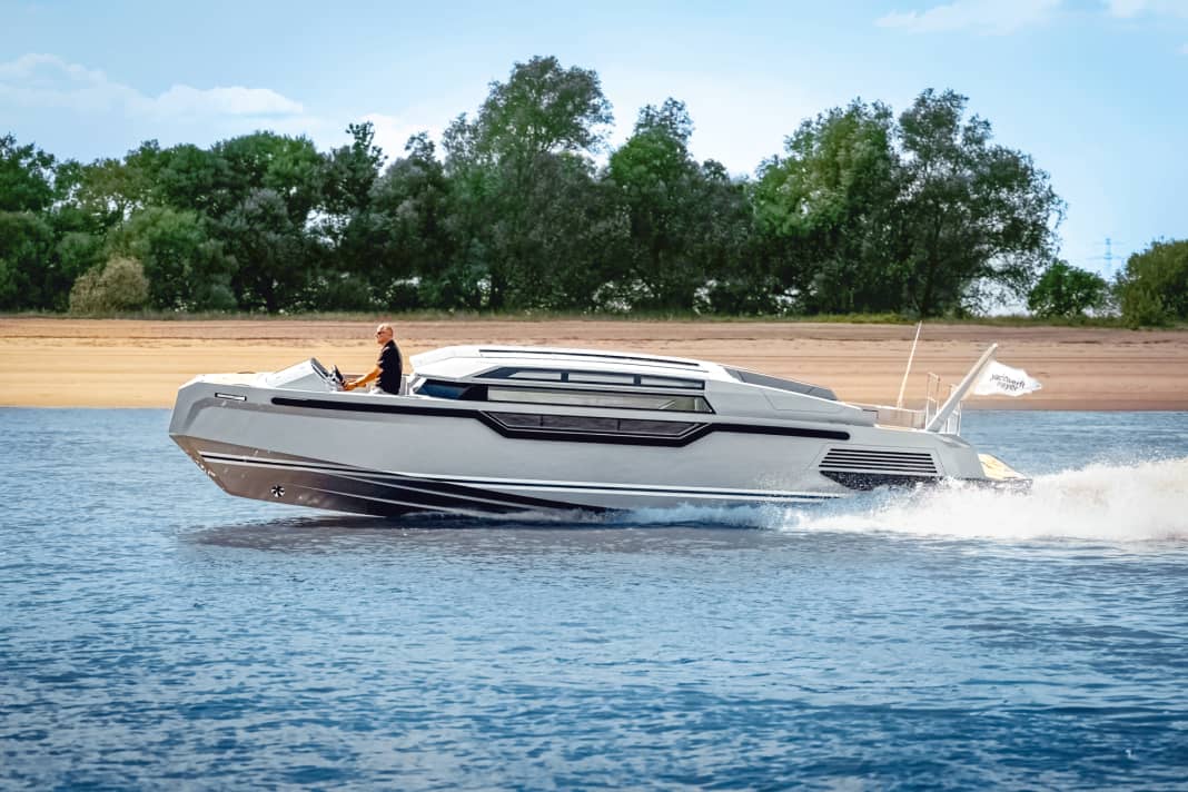 „TT Norn“: Yachtwerft Meyer lieferte an die markante 90-Meter-Lürssen eine 10,20 Meter lange Limousine mit ebenso auffälligen Linien des werfteigenen Designteams.