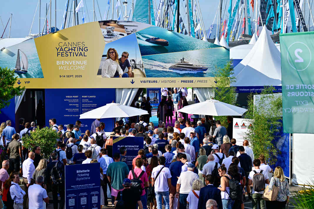 Andrang zur Messe bei bestem Boatshow-Wetter Photographer: Cyril CHARPIN