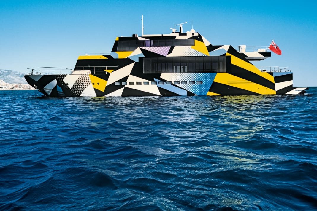 35 Meter Pop-Art: Das  Konzept von Jeff Koons für die Lackierung von Rumpf und Aufbauten zitiert die Tarnungsmethode der Marineschiffe aus den Weltkriegen. Die Palette reduzierte Koons auf sieben Farben.