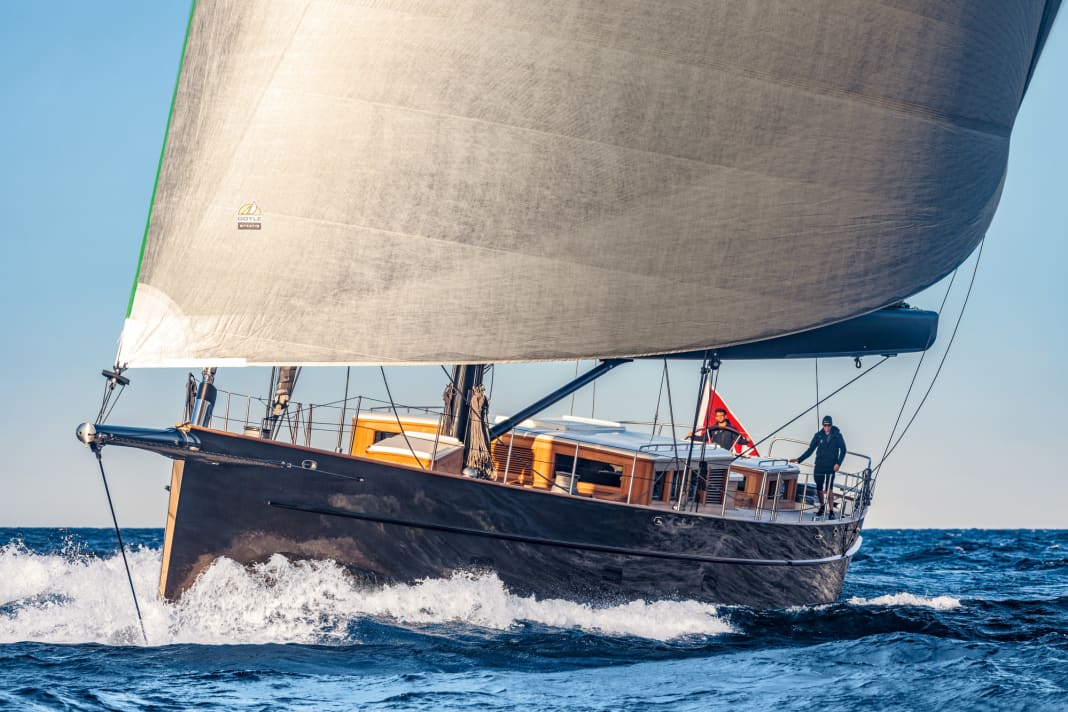 Des lignes sublimes : La coque en carbone, le bastingage et le rouf s'élèvent. La déchirure du cotre de Dykstra s'harmonise néanmoins et fonctionne à plus de 20 nœuds. Le bronze métallisé est une couleur BMW