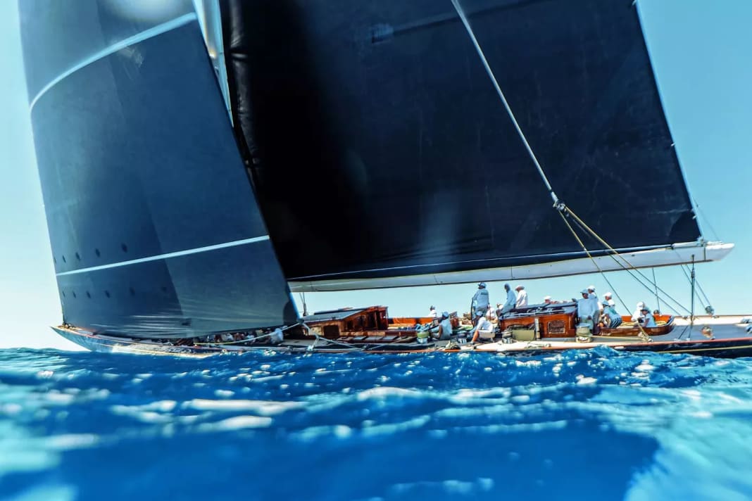 J-Class Reportage: BOOTE EXCLUSIV erlebte einen Regattatag auf „Topaz“.