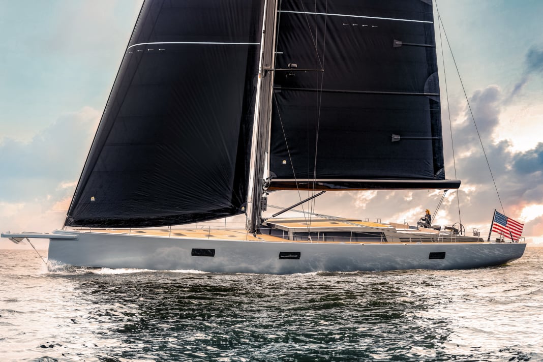 Läuft: Die Tripp 90 hat sich Komplexitäts­reduktion auf die Fahnen geschrieben. Wenige Hände segeln den fast 30 Meter langen Carbonbau aus Greifswald.