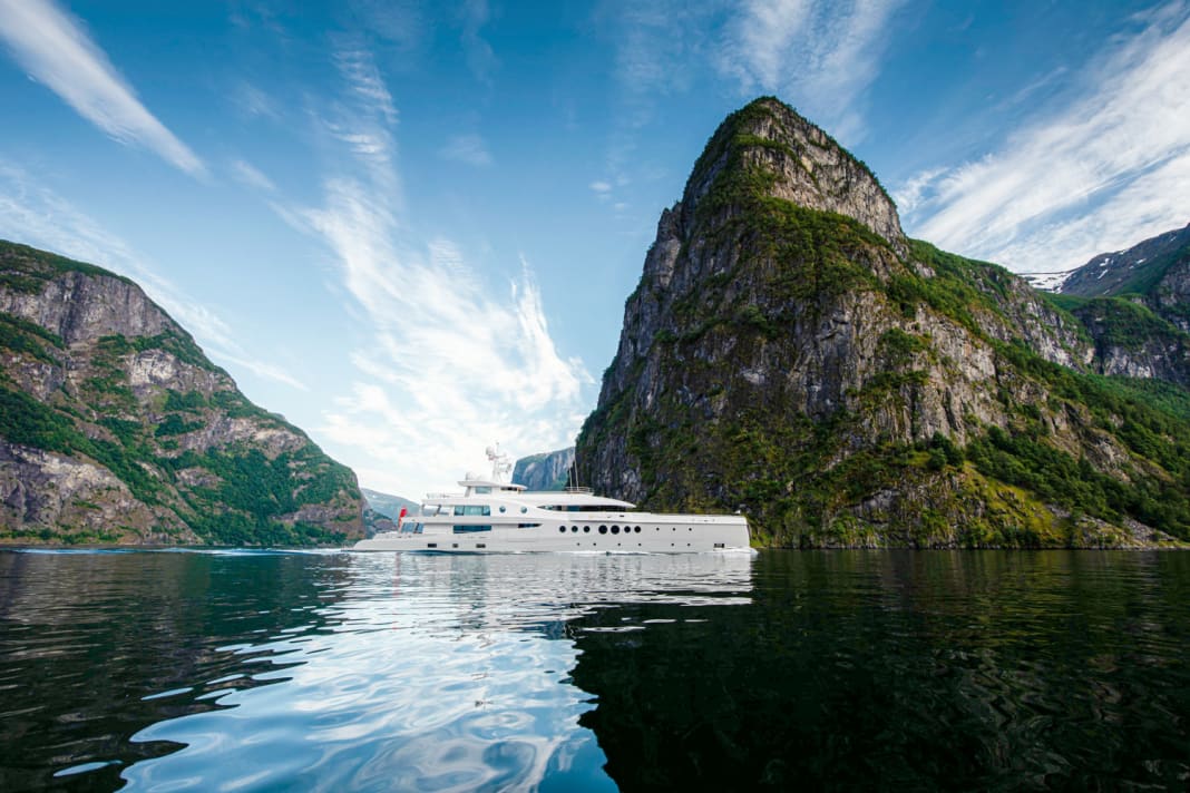 Amels 206: „Stardust“ in Norwegen. Die 62,50 Meter sind deutlich maskuliner als seine vorherigen Limited-Editions-Entwürfe und wirken militärisch.