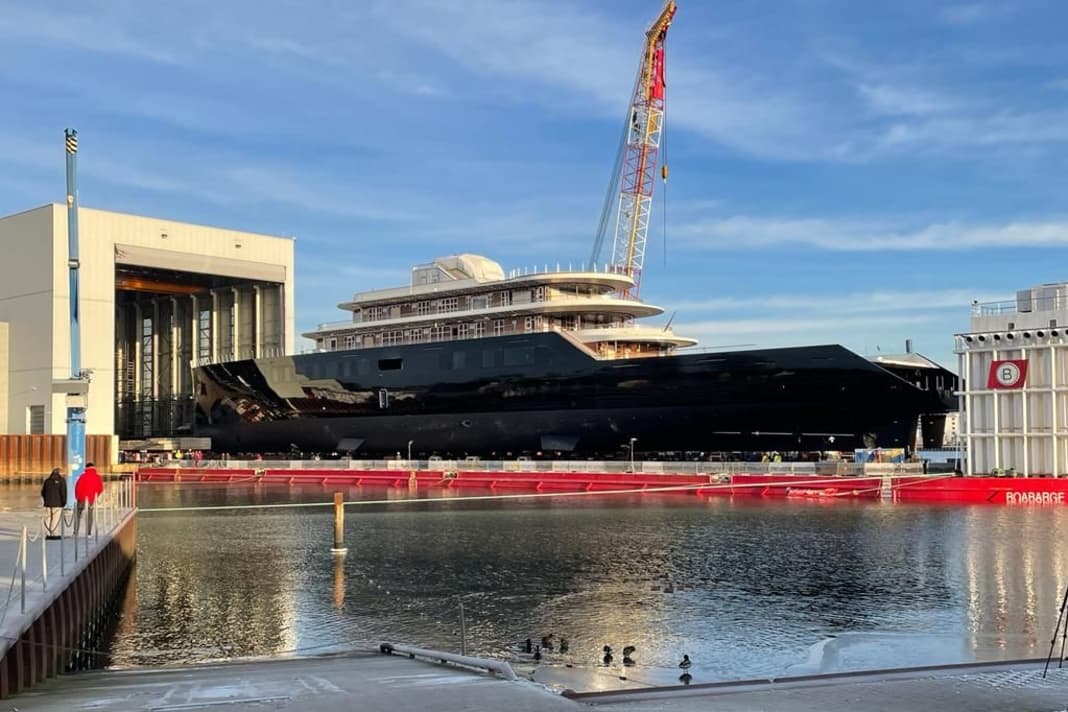 Abeking & Rasmussens Projekt 6507 rollte von der Halle auf eine semi-tauchfähige Barge, die den 118,20-Meter-Bau wassert.