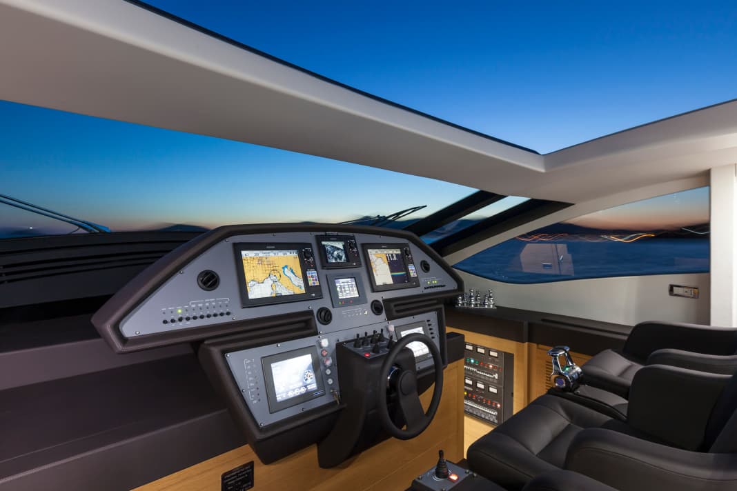 Pershing 82