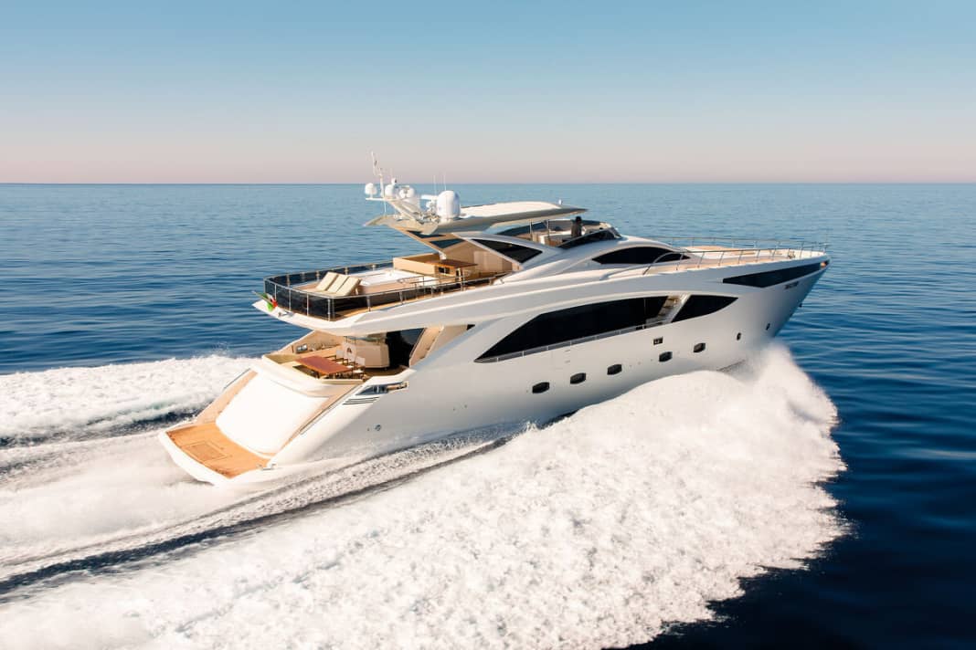 Powerplay: The semi-glider with sporty Massimo Verme lines is most comfortable to manoeuvre from the helmstand on the fly.